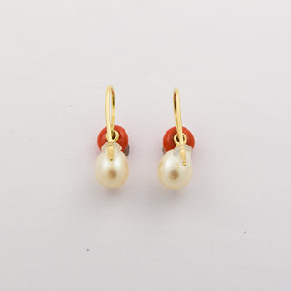 Ohrhänger aus 585 Gelbgold mit Koralle und Perle, nachhaltiger second hand Schmuck perfekt aufgearbeitet