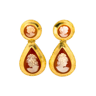 Ohrstecker mit Clipmechanik aus 750 Gelbgold mit Muschelkamee, nachhaltiger second hand Schmuck perfekt aufgearbeitet