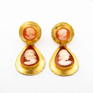 Ohrstecker mit Clipmechanik aus 750 Gelbgold mit Muschelkamee, nachhaltiger second hand Schmuck perfekt aufgearbeitet