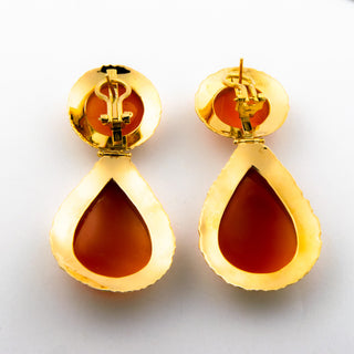 Ohrstecker mit Clipmechanik aus 750 Gelbgold mit Muschelkamee, nachhaltiger second hand Schmuck perfekt aufgearbeitet