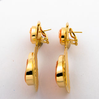 Ohrstecker mit Clipmechanik aus 750 Gelbgold mit Muschelkamee, nachhaltiger second hand Schmuck perfekt aufgearbeitet