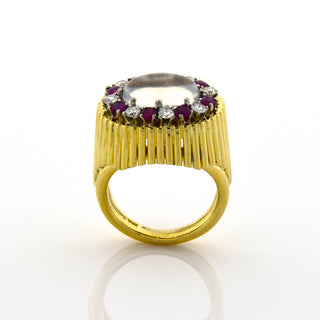 Ring aus 750 Gelb- und Weißgold mit Mondstein, Rubin und Brillant, nachhaltiger second hand Schmuck perfekt aufgearbeitet