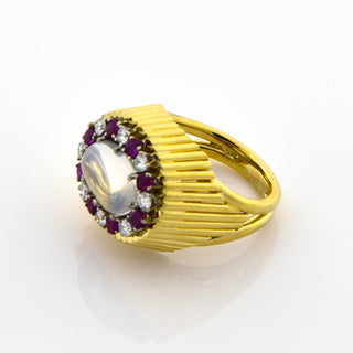 Ring aus 750 Gelb- und Weißgold mit Mondstein, Rubin und Brillant, nachhaltiger second hand Schmuck perfekt aufgearbeitet