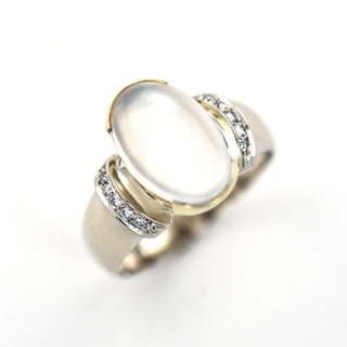 Ring aus 585 Gelb- und Weißgold mit Mondstein und Brillant, nachhaltiger second hand Schmuck perfekt aufgearbeitet