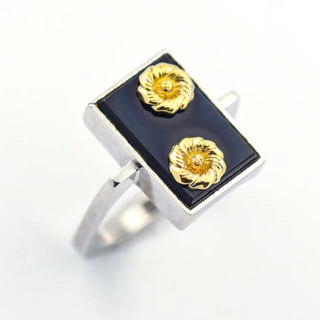 Ring aus 585 Gelb- und Weißgold mit Onyx, nachhaltiger second hand Schmuck perfekt aufgearbeitet