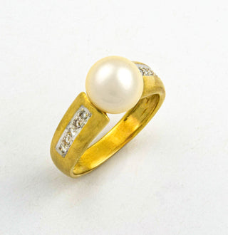 Ring aus 585 Gelb- und Weißgold mit Perle und Brillant, nachhaltiger second hand Schmuck perfekt aufgearbeitet