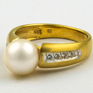 Ring aus 585 Gelb- und Weißgold mit Perle und Brillant, nachhaltiger second hand Schmuck perfekt aufgearbeitet