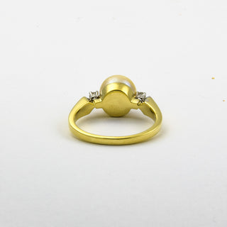 Ring aus 585 Gelb- und Weißgold mit Perle und Diamant, nachhaltiger second hand Schmuck perfekt aufgearbeitet