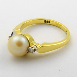 Ring aus 585 Gelb- und Weißgold mit Perle und Diamant, nachhaltiger second hand Schmuck perfekt aufgearbeitet