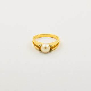 Ring aus 585 Gelb- und Weißgold mit Perle, nachhaltiger second hand Schmuck perfekt aufgearbeitet