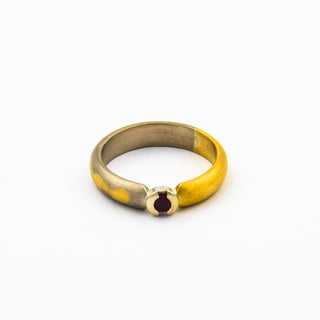 Rubinring aus 750 Gelb- und Weißgold, nachhaltiger second hand Schmuck perfekt aufgearbeitet