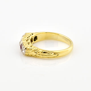 Rubinring aus 585 Gelb- und Weißgold mit Brillant, nachhaltiger second hand Schmuck perfekt aufgearbeitet