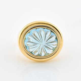 Ring aus 750 Gelb- und Weißgold mit Blautopas, nachhaltiger second hand Schmuck perfekt aufgearbeitet