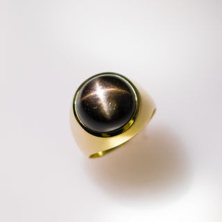 Ring aus 585 Gelbgold mit Sterndiopsid, nachhaltiger second hand Schmuck perfekt aufgearbeitet