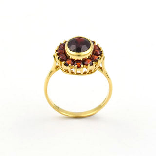 Granatring aus 750 Gelbgold, nachhaltiger second hand Schmuck perfekt aufgearbeitet