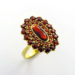 Granatring aus 585 Gelbgold, nachhaltiger second hand Schmuck perfekt aufgearbeitet