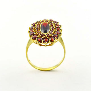 Granatring aus 585 Gelbgold, nachhaltiger second hand Schmuck perfekt aufgearbeitet