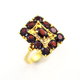 Granatring aus 750 Gelbgold, nachhaltiger second hand Schmuck perfekt aufgearbeitet
