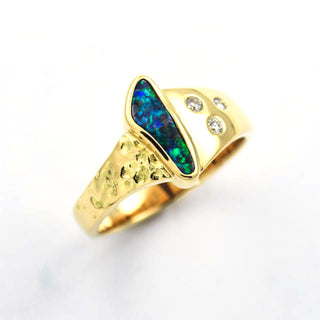 Ring aus 750 Gelbgold mit Opal und Brillant, nachhaltiger second hand Schmuck perfekt aufgearbeitet