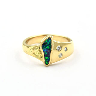 Ring aus 750 Gelbgold mit Opal und Brillant, nachhaltiger second hand Schmuck perfekt aufgearbeitet