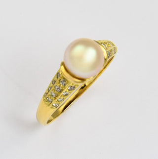Ring aus 750 Gelbgold mit Perle und Brillant, nachhaltiger second hand Schmuck perfekt aufgearbeitet