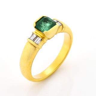 Smaragdring aus 750 Gelbgold mit Diamant, nachhaltiger second hand Schmuck perfekt aufgearbeitet