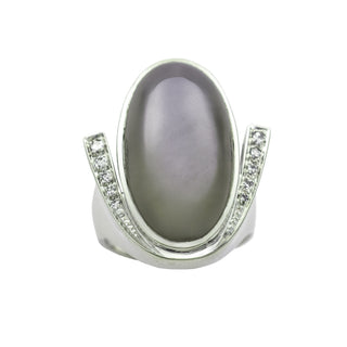 Ring aus 585 Weißgold mit Mondstein und Diamant, nachhaltiger second hand Schmuck perfekt aufgearbeitet