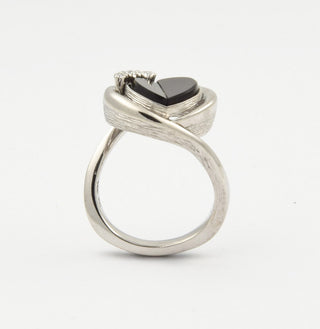 Ring aus 750 Weißgold mit Onyx und Brillant, nachhaltiger second hand Schmuck perfekt aufgearbeitet