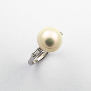 Ring aus 750 Weißgold mit Perle und Diamant, nachhaltiger second hand Schmuck perfekt aufgearbeitet