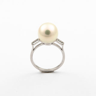 Ring aus 750 Weißgold mit Perle und Diamant, nachhaltiger second hand Schmuck perfekt aufgearbeitet