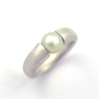 Perlenring aus 750 Weißgold, nachhaltiger second hand Schmuck perfekt aufgearbeitet