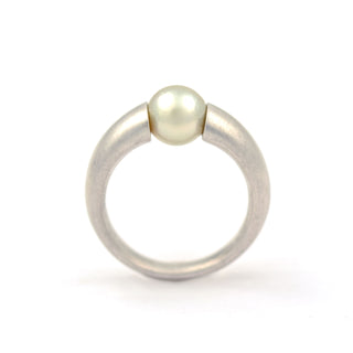 Perlenring aus 750 Weißgold, nachhaltiger second hand Schmuck perfekt aufgearbeitet