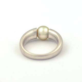 Perlenring aus 750 Weißgold, nachhaltiger second hand Schmuck perfekt aufgearbeitet
