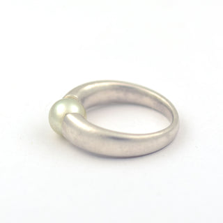 Perlenring aus 750 Weißgold, nachhaltiger second hand Schmuck perfekt aufgearbeitet