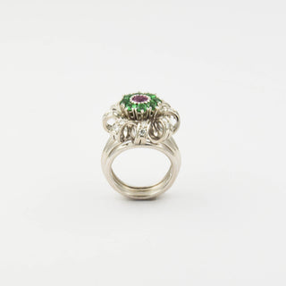 Ring aus 750 Weißgold mit Rubin, Tsavorit und Brillant, nachhaltiger second hand Schmuck perfekt aufgearbeitet