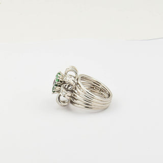 Ring aus 750 Weißgold mit Rubin, Tsavorit und Brillant, nachhaltiger second hand Schmuck perfekt aufgearbeitet