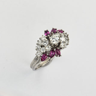 Ring aus 750 Weißgold mit Rubin und Brillant, neuwertig, nachhaltiger second hand Schmuck perfekt aufgearbeitet