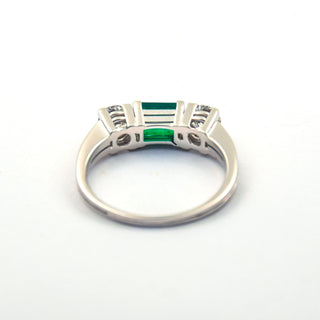 Richarz Smaragdring aus 750 Weißgold mit Brillant, nachhaltiger second hand Schmuck perfekt aufgearbeitet