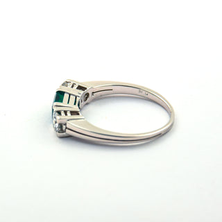 Richarz Smaragdring aus 750 Weißgold mit Brillant, nachhaltiger second hand Schmuck perfekt aufgearbeitet