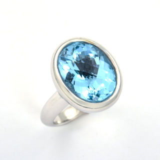 Ring aus 750 Weißgold mit Topas, nachhaltiger second hand Schmuck perfekt aufgearbeitet