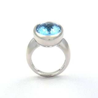 Ring aus 750 Weißgold mit Topas, nachhaltiger second hand Schmuck perfekt aufgearbeitet