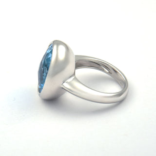 Ring aus 750 Weißgold mit Topas, nachhaltiger second hand Schmuck perfekt aufgearbeitet