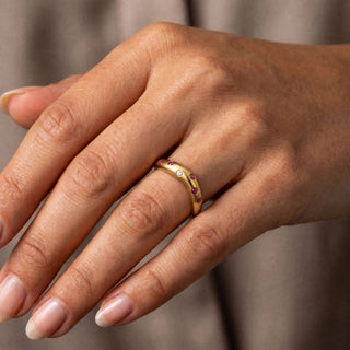 Gelbgoldring mit Rubinen und Brillant aus zweiter Hand, getragen an der Hand – Rubinring im Schmuckkontor