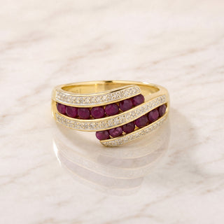 Gelbgoldring mit Rubinen und Diamanten aus zweiter Hand, Produktfoto auf Marmor – Rubinring gebraucht kaufen im Schmuckkontor