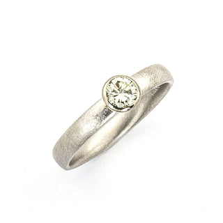 Solitärring aus 950 Platin mit Brillant, nachhaltiger second hand Schmuck perfekt aufgearbeitet