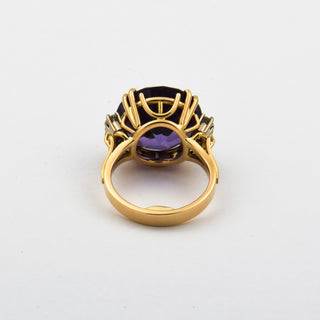 Ring aus 750 Gelb- und Weißgold mit synth. Stein und Brillant, nachhaltiger second hand Schmuck perfekt aufgearbeitet