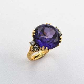 Ring aus 750 Gelb- und Weißgold mit synth. Stein und Brillant, nachhaltiger second hand Schmuck perfekt aufgearbeitet