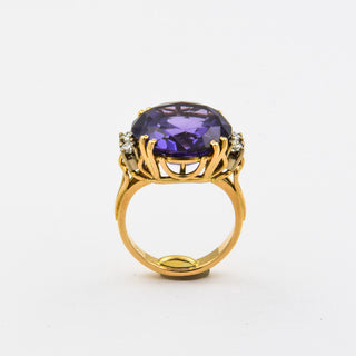 Ring aus 750 Gelb- und Weißgold mit synth. Stein und Brillant, nachhaltiger second hand Schmuck perfekt aufgearbeitet