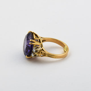 Ring aus 750 Gelb- und Weißgold mit synth. Stein und Brillant, nachhaltiger second hand Schmuck perfekt aufgearbeitet