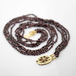 Vierreihige Granatkette mit Schließe aus 585 Gelbgold mit Granaten und Brillant, nachhaltiger second hand Schmuck perfekt aufgearbeitet